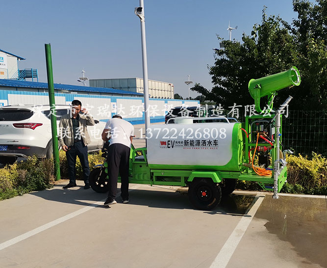 保定宏瑞達電動霧炮灑水車在秦皇島景區(qū)建設(shè)工地上崗
